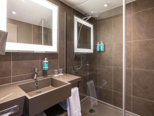 Habitación Estándar con 1 cama doble y 2 camas individuales del hotel Novotel Brussels City Centre. Foto 1