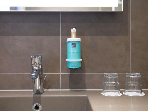 Habitación Estándar con 1 cama doble y 2 camas individuales del hotel Novotel Brussels City Centre. Foto 2