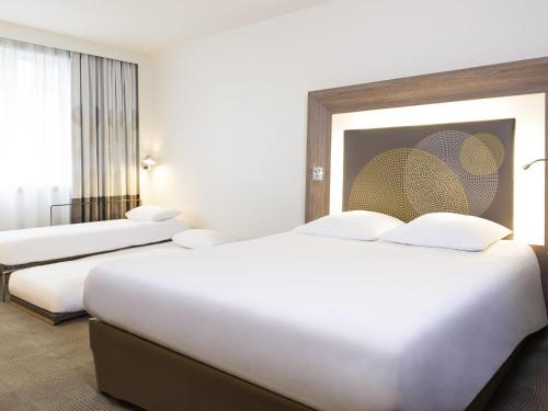 Habitación Estándar con 1 cama doble y 2 camas individuales del hotel Novotel Brussels City Centre. Foto 6