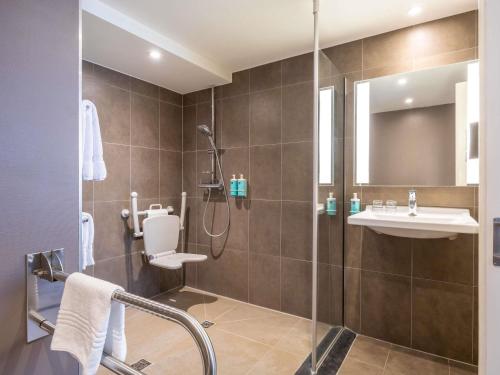 Habitación Doble Estándar - Adaptada para personas con movilidad reducida del hotel Novotel Brussels City Centre. Foto 9