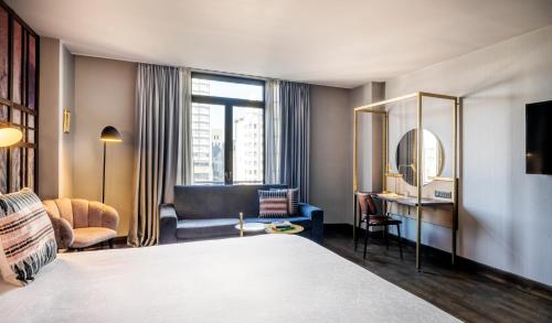 Habitación Premium con cama extragrande y sofá cama del hotel Indigo Brussels - City, An Ihg. Foto 4