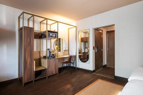 Habitación Doble Premium con sofá cama - 2 camas del hotel Indigo Brussels - City, An Ihg. Foto 3