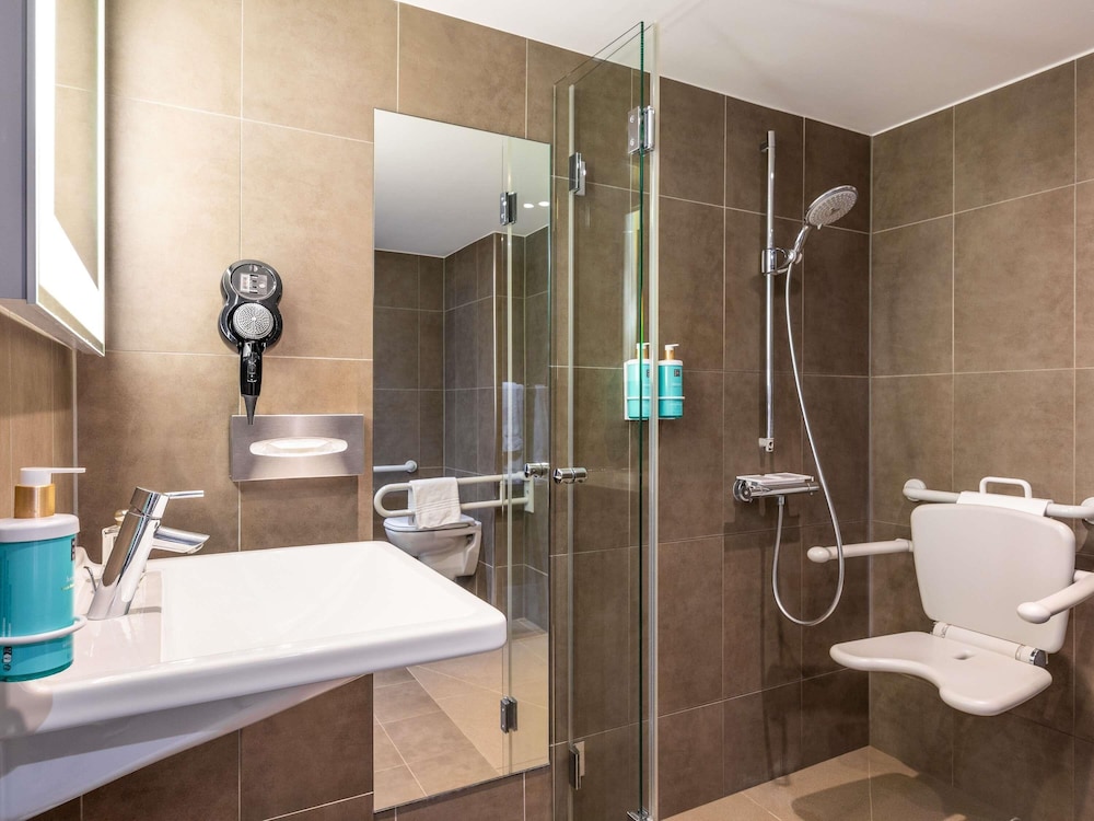 Habitación superior, varias camas, accesible para personas con discapacidad del hotel Novotel Brussels Off Grand Place. Foto 5