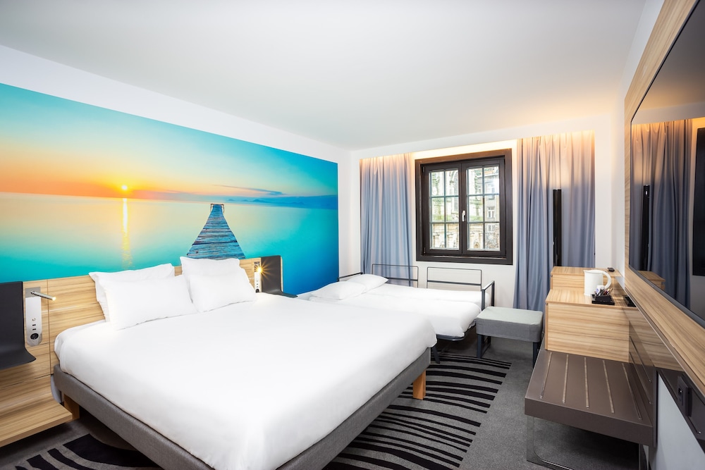 Habitación superior (1 Double Bed with 2 Single Sofa Beds) del hotel Novotel Brussels Off Grand Place. Foto 1