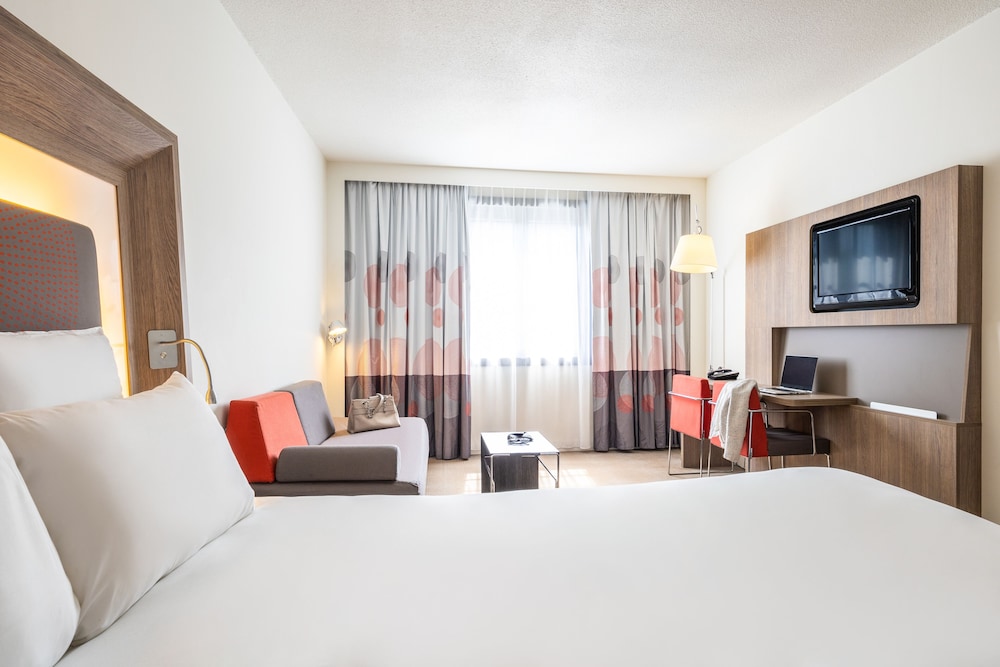 Habitación superior (1 Double Bed with 2 Single Sofa Beds) del hotel Novotel Brussels Off Grand Place. Foto 2