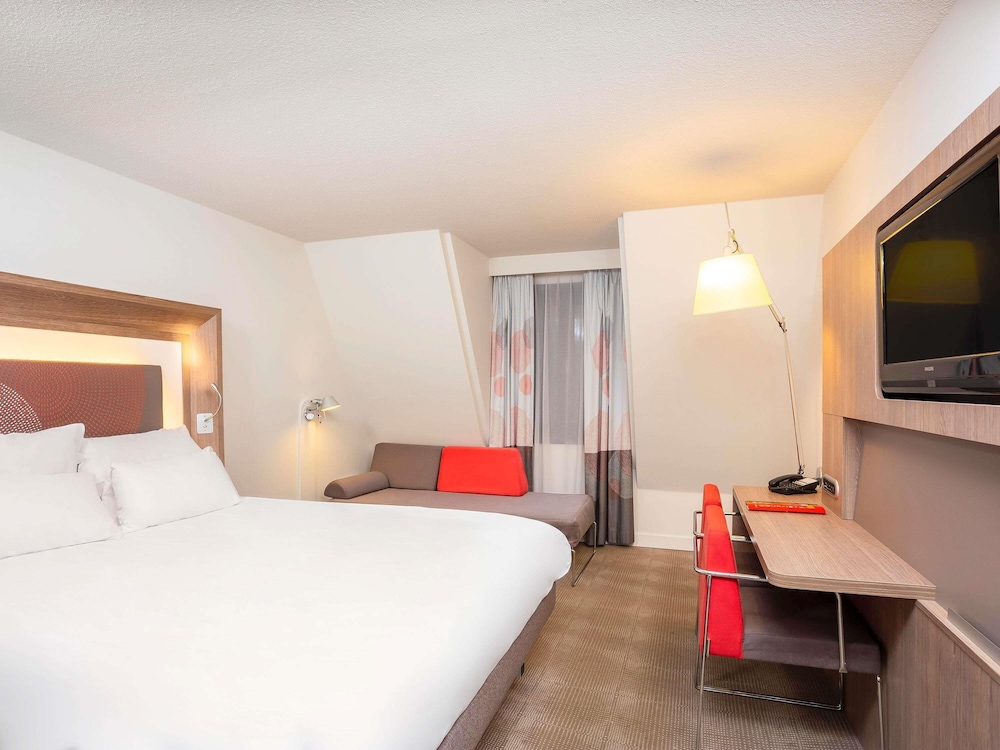 Habitación superior (1 Double Bed with 2 Single Sofa Beds) del hotel Novotel Brussels Off Grand Place. Foto 4