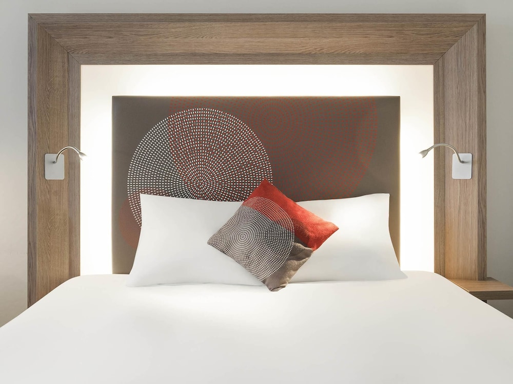 Habitación superior (1 Double Bed with 2 Single Sofa Beds) del hotel Novotel Brussels Off Grand Place. Foto 6