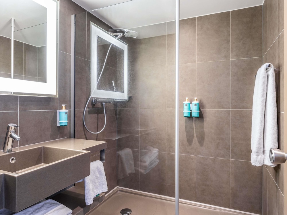 Habitación superior (1 Double Bed with 2 Single Sofa Beds) del hotel Novotel Brussels Off Grand Place. Foto 9