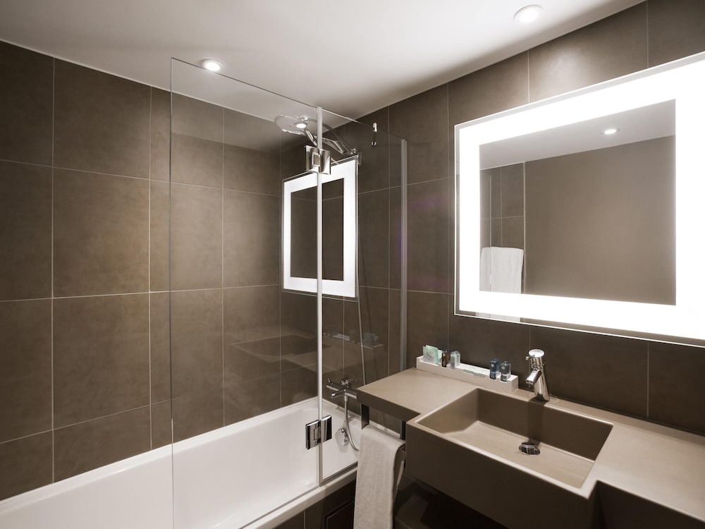 Suite ejecutiva, 1 cama de matrimonio grande del hotel Novotel Brussels Off Grand Place. Foto 10