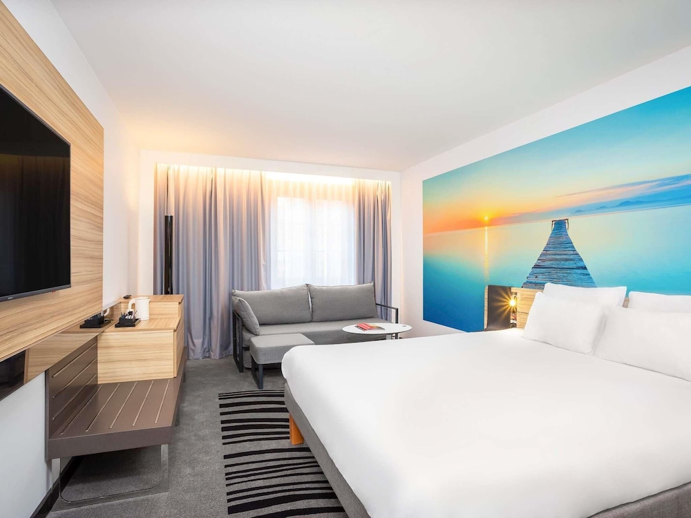 Habitación superior (1 Double Bed with 2 Single Sofa Beds) del hotel Novotel Brussels Off Grand Place. Foto 10
