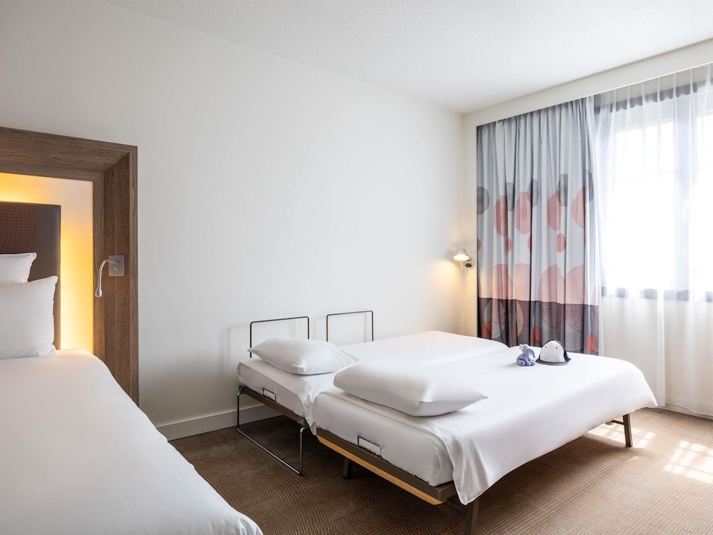 Habitación superior (1 Double Bed with 2 Single Sofa Beds) del hotel Novotel Brussels Off Grand Place. Foto 9