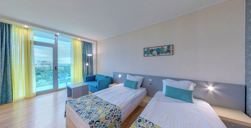 Habitación Estándar con vistas a la calle del hotel Sol Marina Palace. Foto 1
