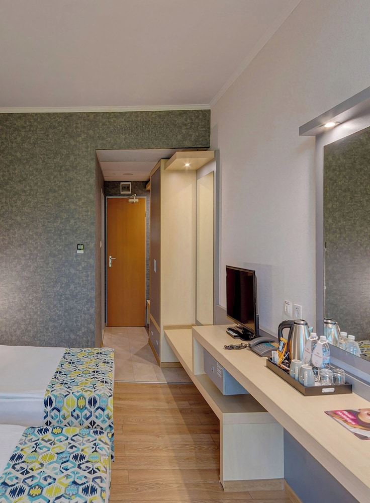 Habitación Estándar con vistas a la calle del hotel Sol Marina Palace. Foto 2