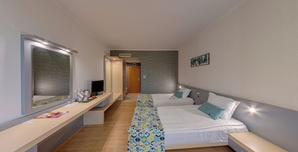 Habitación Estándar con vistas a la calle del hotel Sol Marina Palace. Foto 3