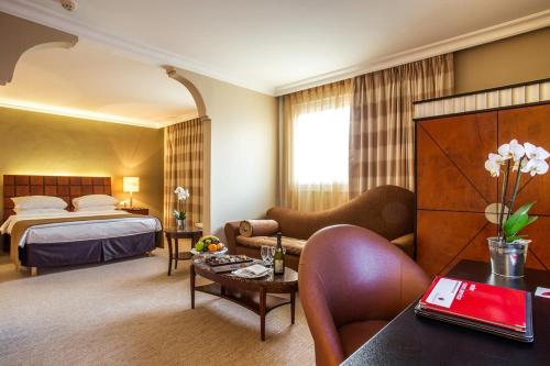 Suite del hotel Ramada By Wyndham Sofia City Center. Foto 3