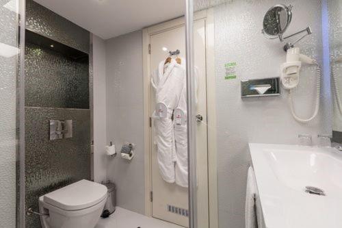 Habitación Doble Busines del hotel Ramada By Wyndham Sofia City Center. Foto 8