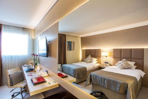 Habitación Business - 2 camas del hotel Ramada By Wyndham Sofia City Center. Foto 2