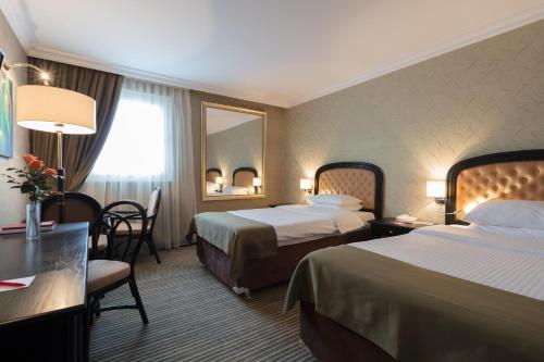 Habitación Business - 2 camas del hotel Ramada By Wyndham Sofia City Center. Foto 3