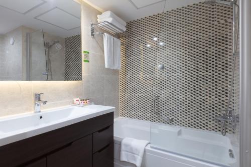 Habitación Business - 2 camas del hotel Ramada By Wyndham Sofia City Center. Foto 4