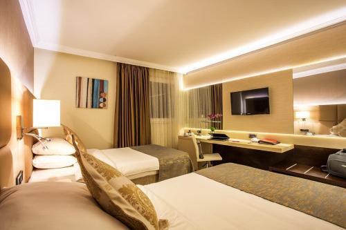 Habitación Business - 2 camas del hotel Ramada By Wyndham Sofia City Center. Foto 8