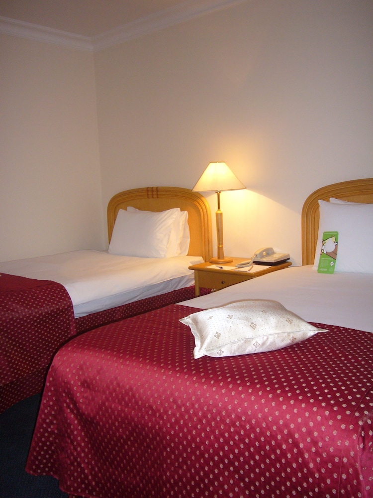 Habitación Superior, para no fumadores, con 2 camas Twin del hotel Ramada By Wyndham Sofia City Center. Foto 2