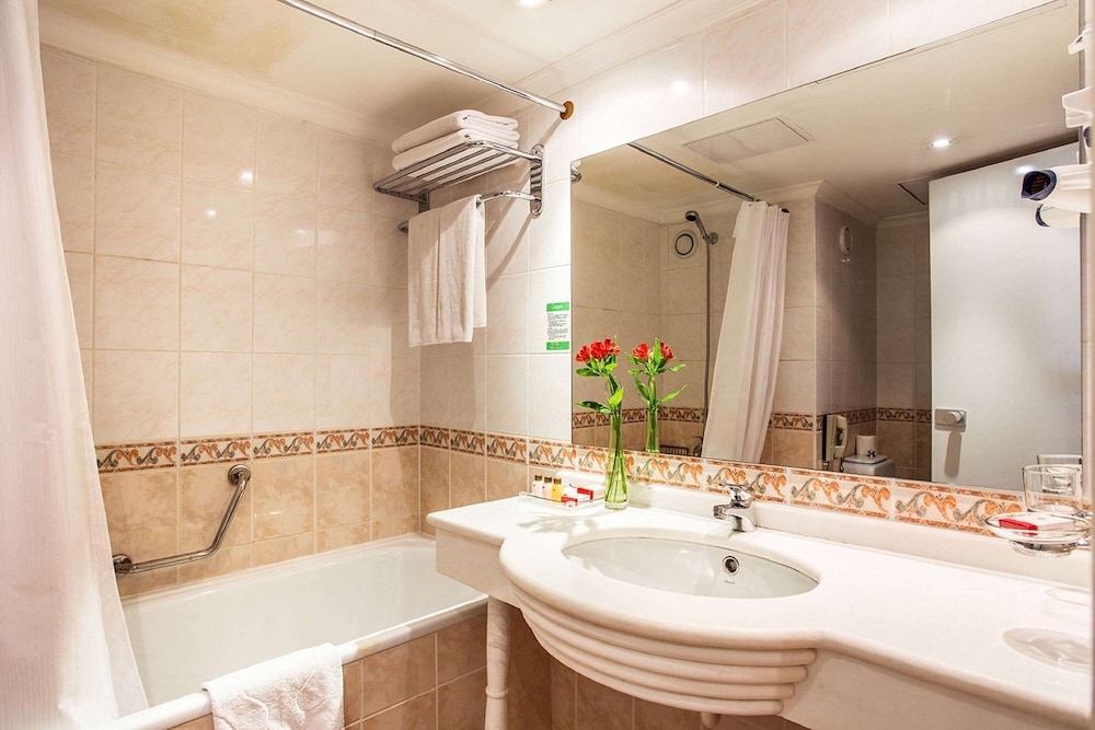 Habitación Superior, para no fumadores, con 2 camas Twin del hotel Ramada By Wyndham Sofia City Center. Foto 3