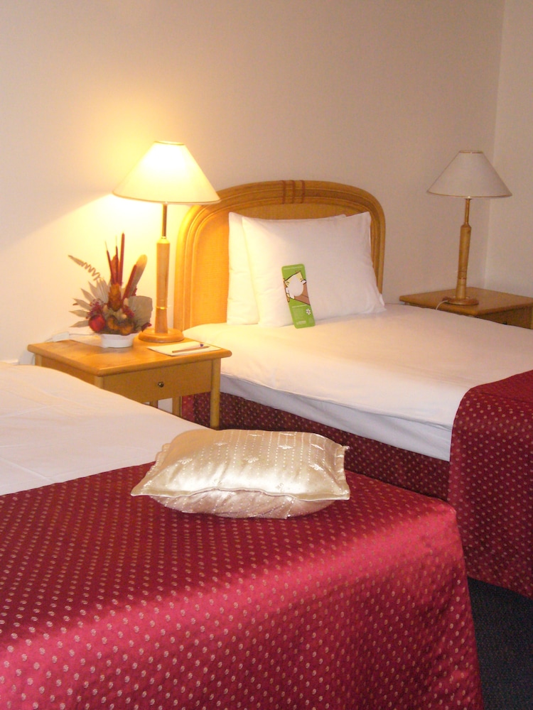 Habitación Superior, para no fumadores, con 2 camas Twin del hotel Ramada By Wyndham Sofia City Center. Foto 4