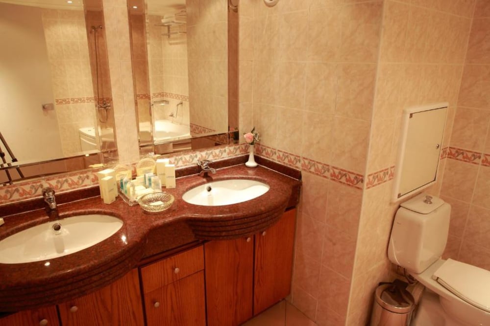 Habitación Superior, para no fumadores, con 2 camas Twin del hotel Ramada By Wyndham Sofia City Center. Foto 5