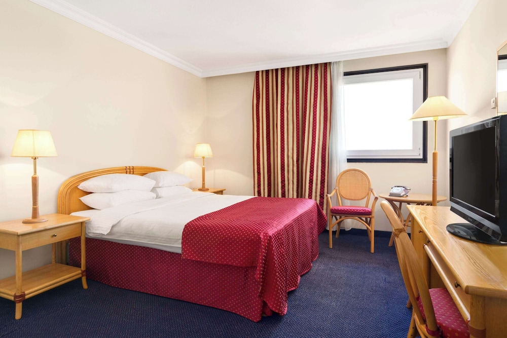 Habitación superior para no fumadores con 1 cama King del hotel Ramada By Wyndham Sofia City Center