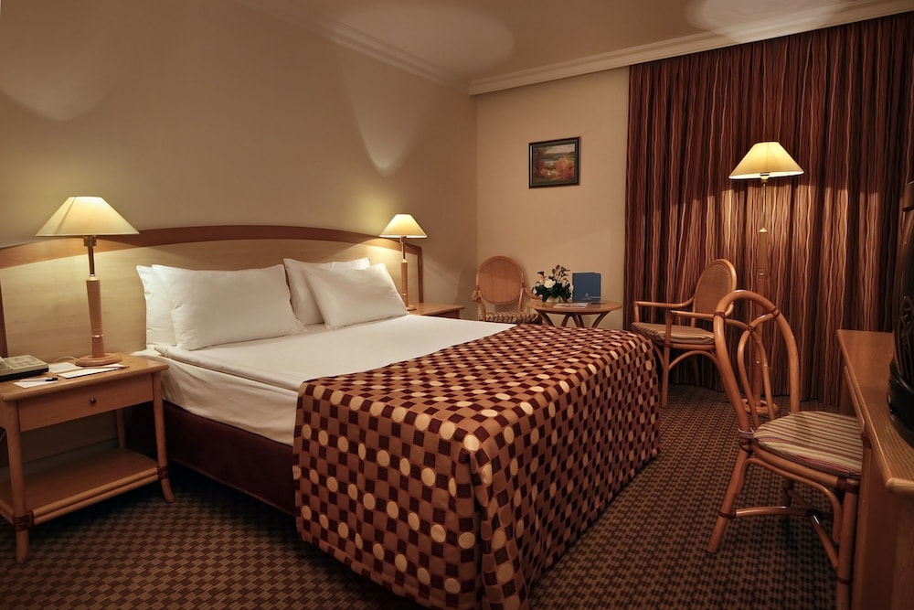 Habitación superior para no fumadores con 1 cama King del hotel Ramada By Wyndham Sofia City Center. Foto 1