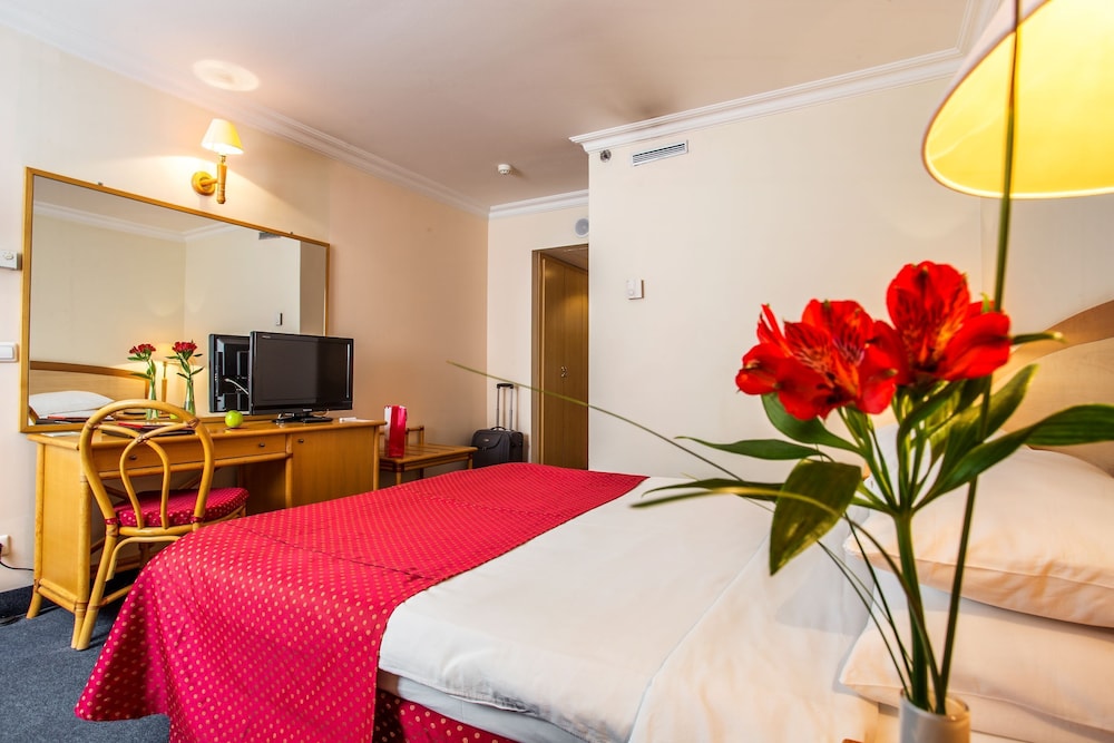 Habitación superior para no fumadores con 1 cama King del hotel Ramada By Wyndham Sofia City Center. Foto 3