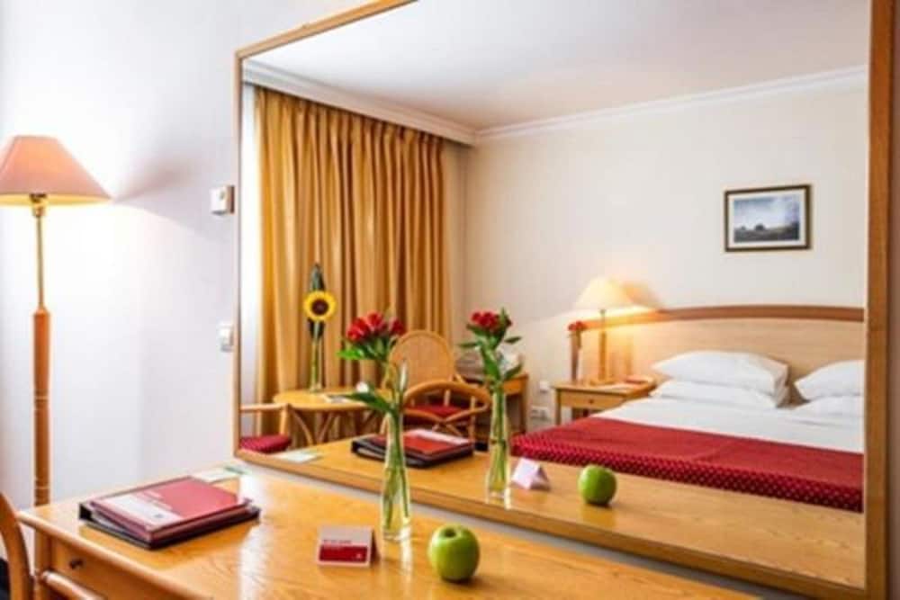 Habitación superior para no fumadores con 1 cama King del hotel Ramada By Wyndham Sofia City Center. Foto 5