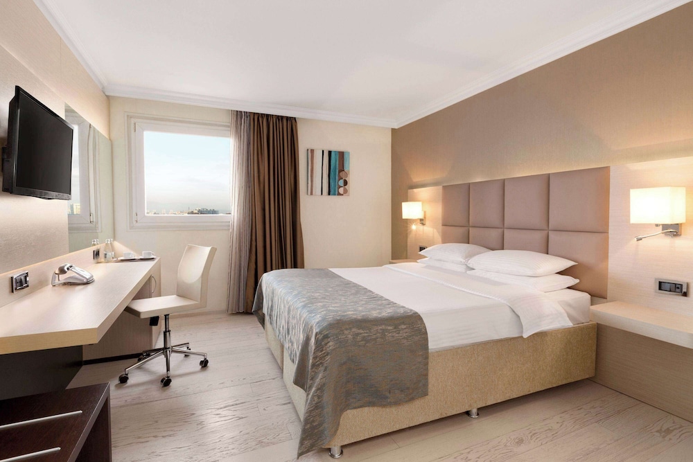 1 cama King size, habitación empresarial, para no fumadores del hotel Ramada By Wyndham Sofia City Center