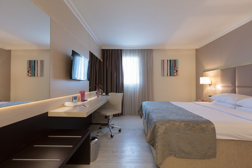 1 cama King size, habitación empresarial, para no fumadores del hotel Ramada By Wyndham Sofia City Center. Foto 1