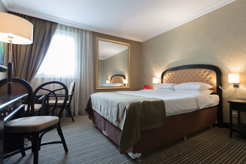 1 cama King size, habitación empresarial, para no fumadores del hotel Ramada By Wyndham Sofia City Center. Foto 2