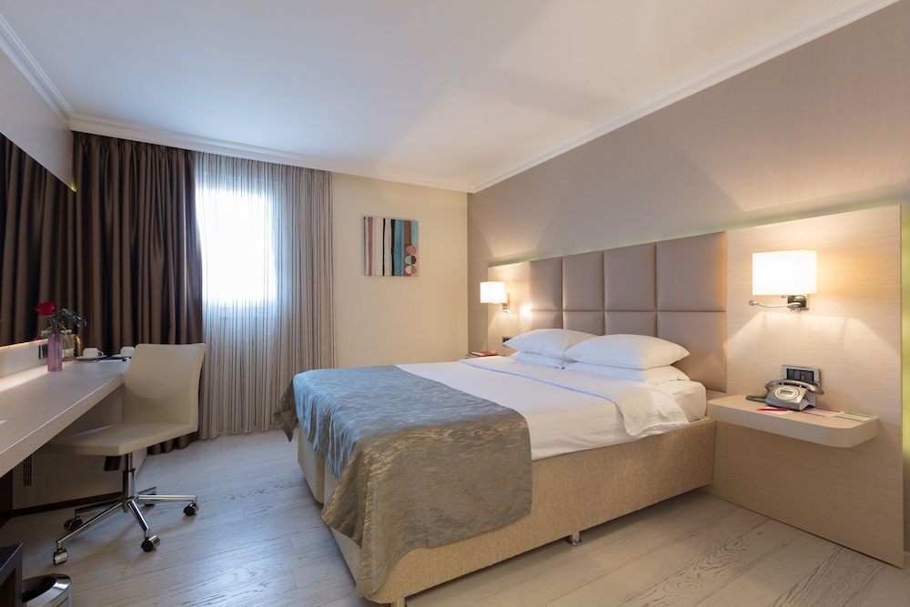 1 cama King size, habitación empresarial, para no fumadores del hotel Ramada By Wyndham Sofia City Center. Foto 3