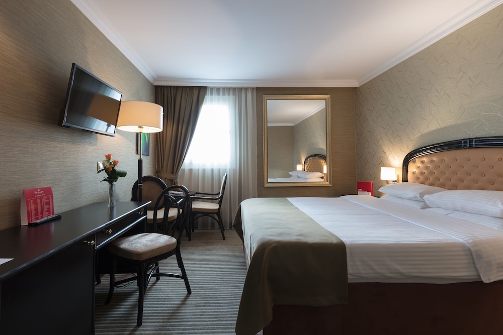 1 cama King size, habitación empresarial, para no fumadores del hotel Ramada By Wyndham Sofia City Center. Foto 8
