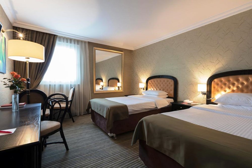 2 camas individuales, habitación empresarial, no fumadores del hotel Ramada By Wyndham Sofia City Center. Foto 1