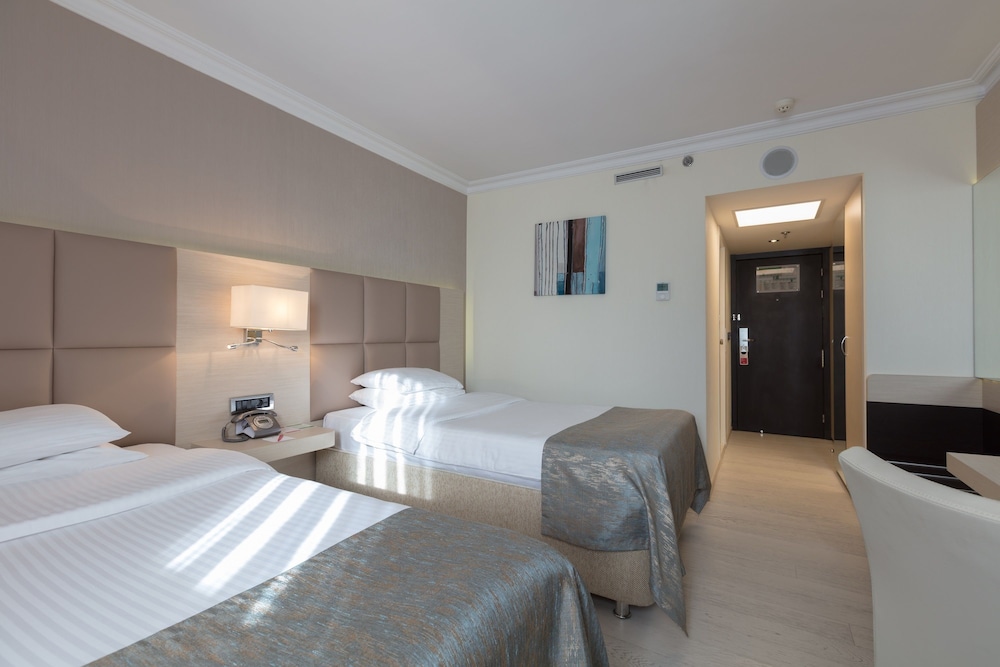 2 camas individuales, habitación empresarial, no fumadores del hotel Ramada By Wyndham Sofia City Center. Foto 3