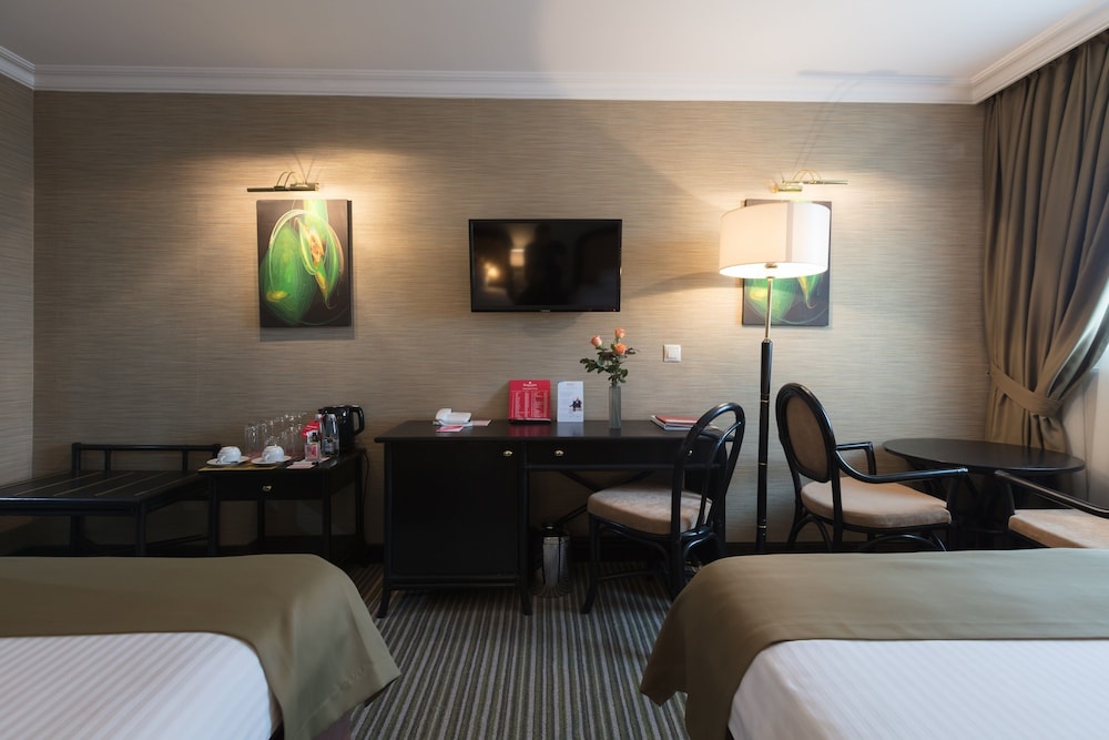 2 camas individuales, habitación empresarial, no fumadores del hotel Ramada By Wyndham Sofia City Center. Foto 4