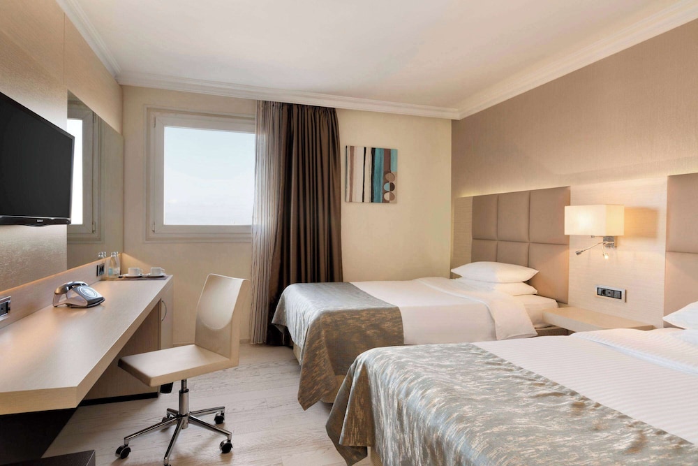 2 camas individuales, habitación empresarial, no fumadores del hotel Ramada By Wyndham Sofia City Center. Foto 5