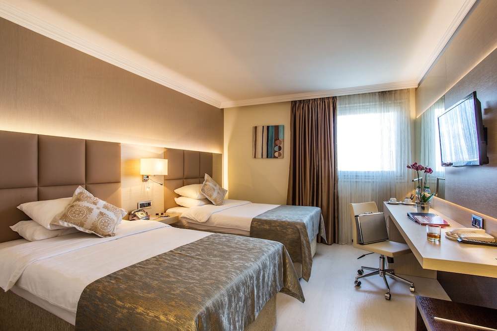 2 camas individuales, habitación empresarial, no fumadores del hotel Ramada By Wyndham Sofia City Center. Foto 7