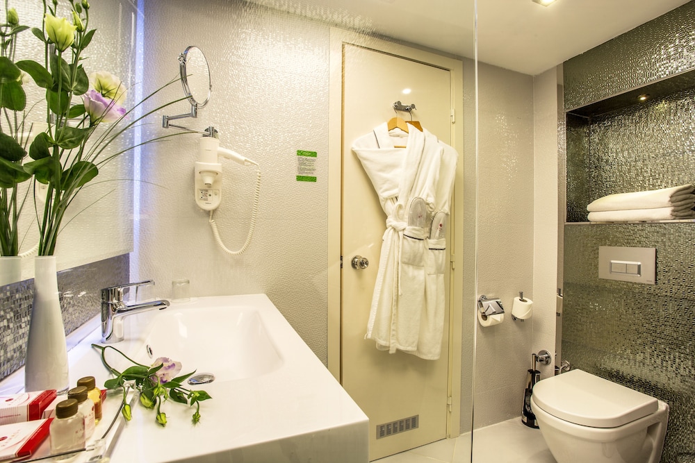 2 camas individuales, habitación empresarial, no fumadores del hotel Ramada By Wyndham Sofia City Center. Foto 8