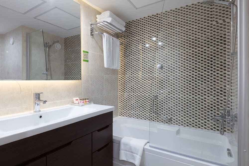 2 camas individuales, habitación empresarial, no fumadores del hotel Ramada By Wyndham Sofia City Center. Foto 9