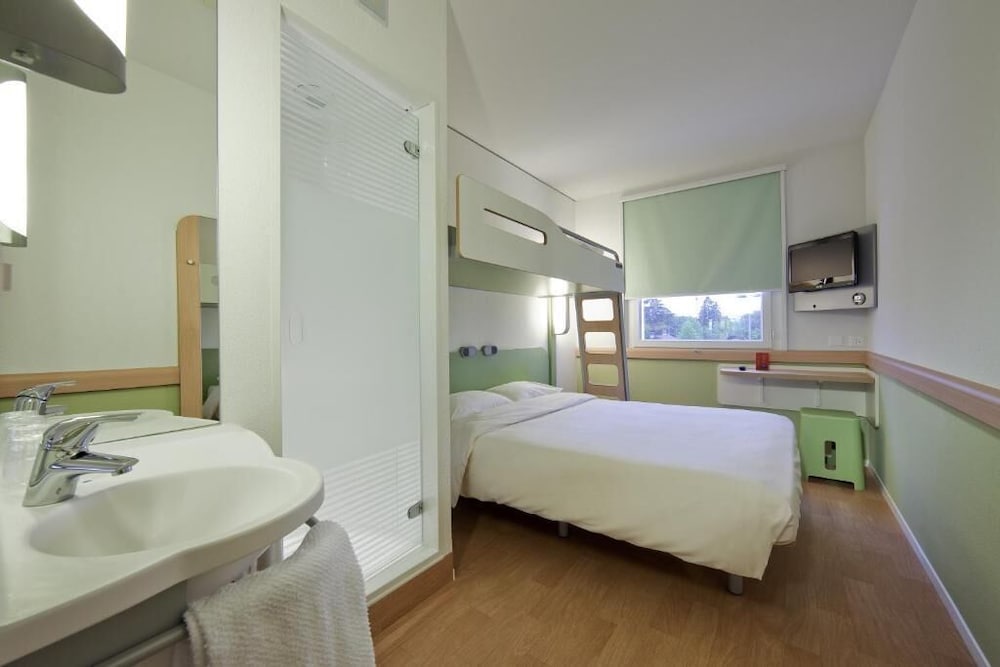 Habitación triple Cama Litera 1 Cama doble del hotel Ibis Budget Basel Pratteln. Foto 3