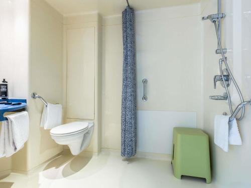 Habitación estándar accesible con dos camas individuales de 90x200 cm y una litera de 80x200 cm del hotel Ibis Budget Basel Pratteln
