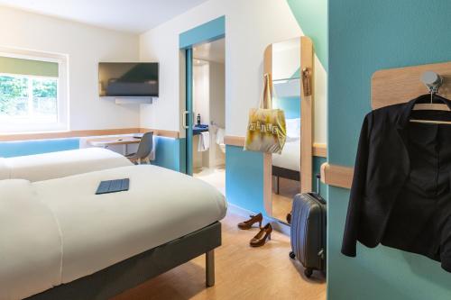 Habitación estándar accesible con dos camas individuales de 90x200 cm y una litera de 80x200 cm del hotel Ibis Budget Basel Pratteln. Foto 2