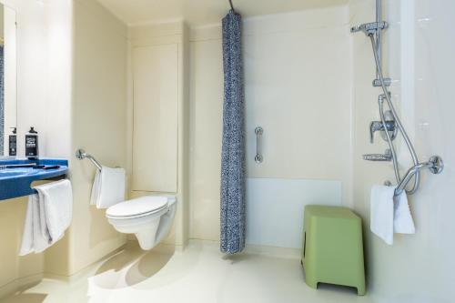 Habitación estándar accesible con dos camas individuales de 90x200 cm y una litera de 80x200 cm del hotel Ibis Budget Basel Pratteln. Foto 3