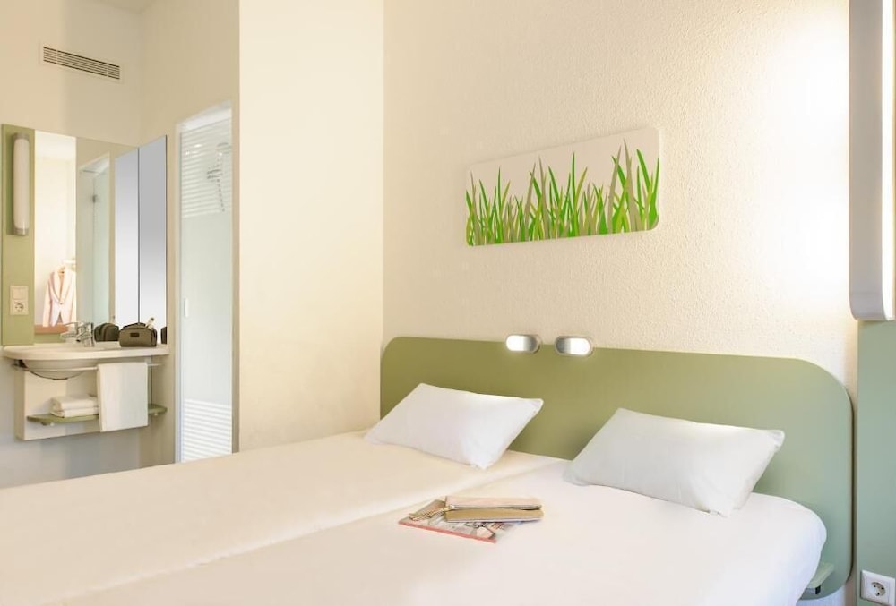 Habitación con dos camas individuales de 80x200 cm del hotel Ibis Budget Basel Pratteln. Foto 3