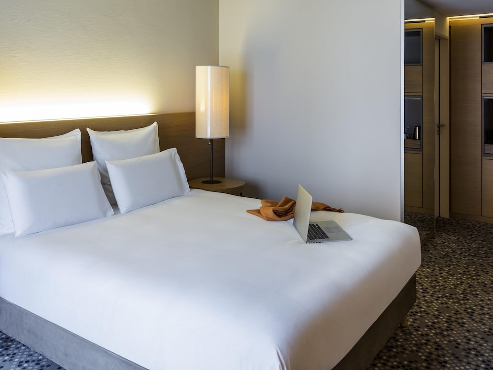 Habitación Doble Clásica con cama queen - size o king - size del hotel Pullman Basel Europe. Foto 4